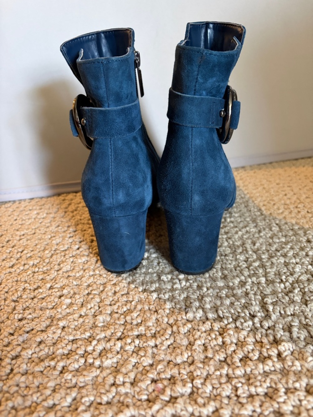 Karl Lagerfeld ankle boot 7 blue suede 37
Chunky heel EUC silver hardware - Picture 3 of 7